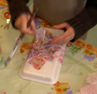 enfant en train de coller le papier sur un plateau