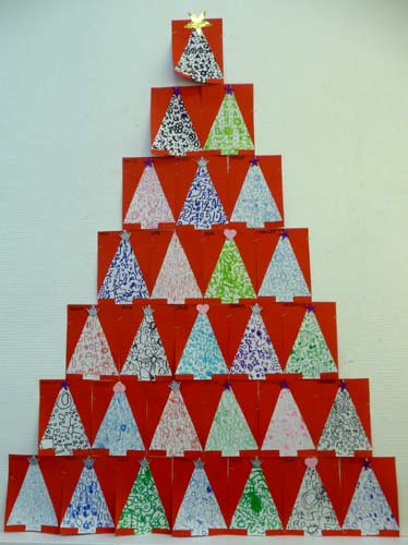 pyramide composée de petits sapins contenant des graphismes