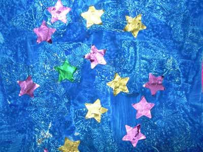 gros plan du papier aluminium peint avec des étoiles collées dessus