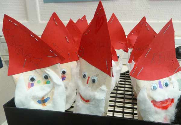 tête de Père-Noël avec un rouleau de papier toilette et du coton