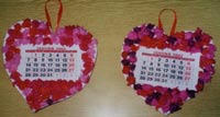 coeur avec boulettes de papiers et un calendrier