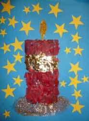 bougie avec du papier de soie et des étoiles
