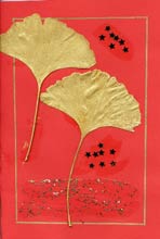 carte de Noël avec des feuilles de ginko séchées et peintes en doré