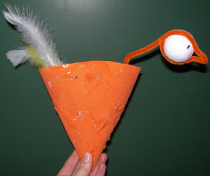 poule de Pâques faite avec un cône en papier
