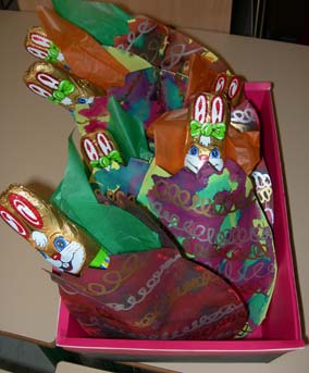 pochettes décorées en forme d'oeufs de Pâques pouvant contenant un lapin en chocolat