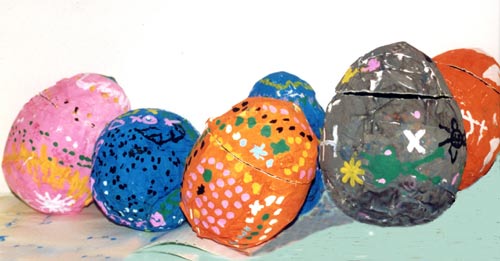 oeufs de Pâques en volume en papier maché