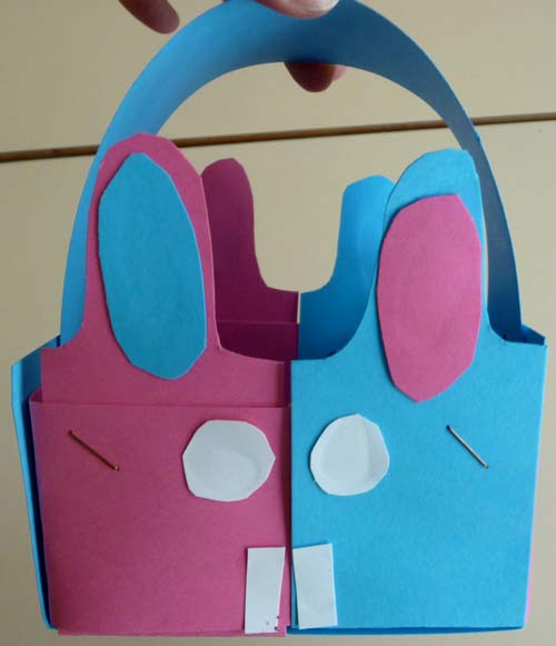 panier fait avec 4 bandes de papier et un décor de lapin