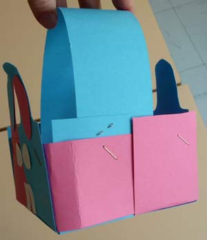 panier fait avec 4 bandes de papier et un décor de lapin