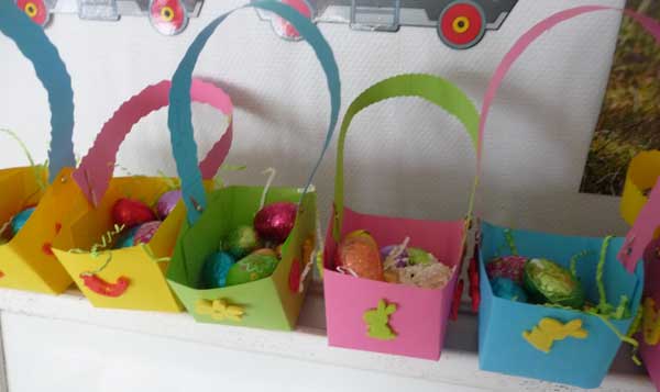 paniers de Pâques en papier décoré