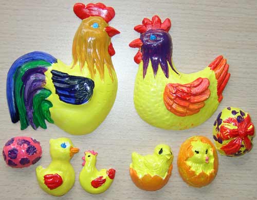poules et poussins en plâtre peints