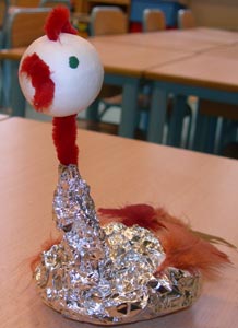 poule en papier aluminium et chenilles