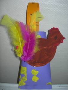 poule de Pâques collée sur une pochette pouvant contenir des oeufs en chocolat