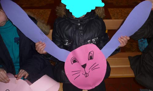 tête de lapin de Pâques en papier contenant des oeufs