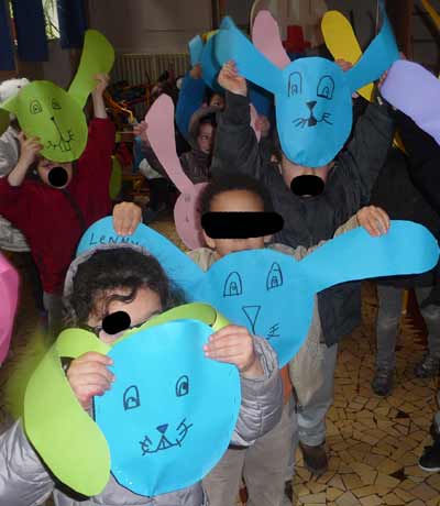 tête de lapin de Pâques en papier contenant des oeufs