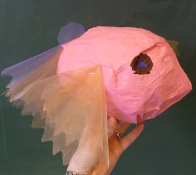 poisson avec un ballon de baudruche et du papier mâché