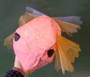 poisson avec un ballon de baudruche et du papier mâché