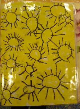 couverture de cahier jaune avec des soleils