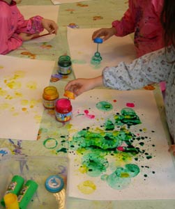 enfant qui souffle des bulles de savon avec de l'encre