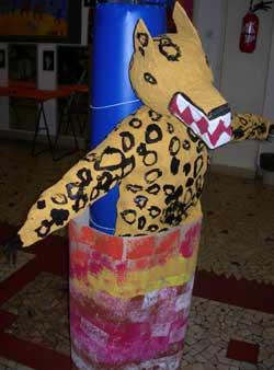 hyène en papier maché