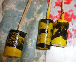 bouchons peints en jaune et noir à la peinture acrylique