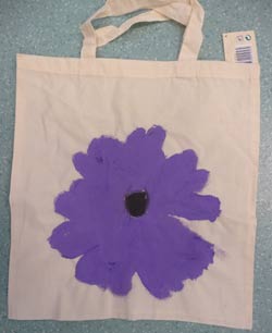 sac avec une fleur faite en empreintes de mains