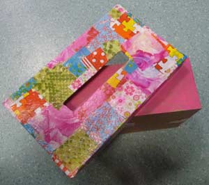 boite de mouchoirs décorée avec peinture acrylique et papiers décopatch