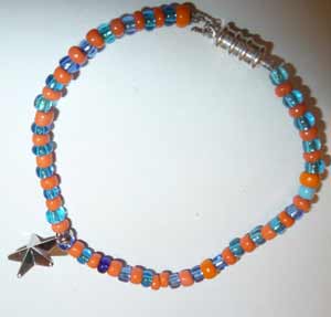bracelet avec de petites perles et un pendentif central
