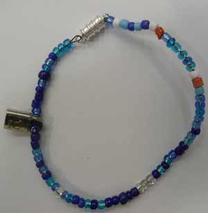 bracelet avec de petites perles et un pendentif central