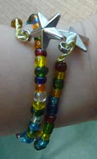 bracelet en fil de fer avec petites perles et pendentifs à chaque extrémité