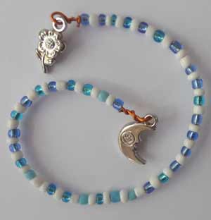 bracelet en fil de fer avec petites perles et pendentifs à chaque extrémité