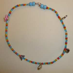 collier avec alternance de perles de différentes couleurs