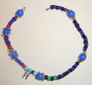 collier avec alternance de perles de différentes couleurs