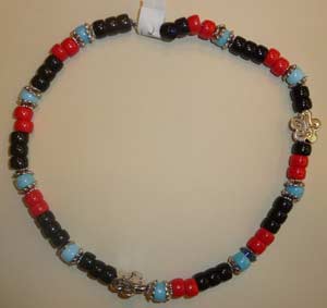 collier avec alternance de perles de différentes couleurs