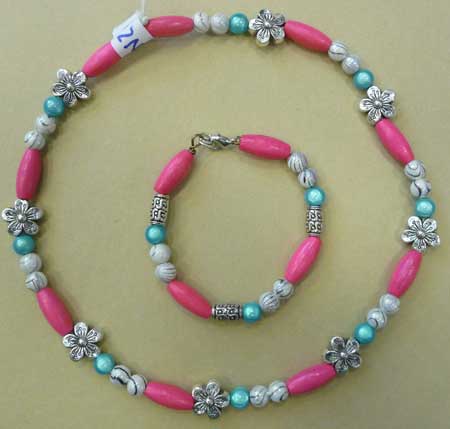 collier et bracelet en perles