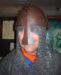 casque et cote de maille portés