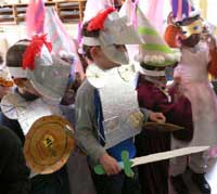 enfants en costume de chevalier