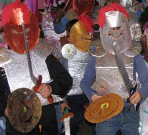 enfants en costume de chevalier