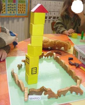 jeu en bois avec cubes et animaux